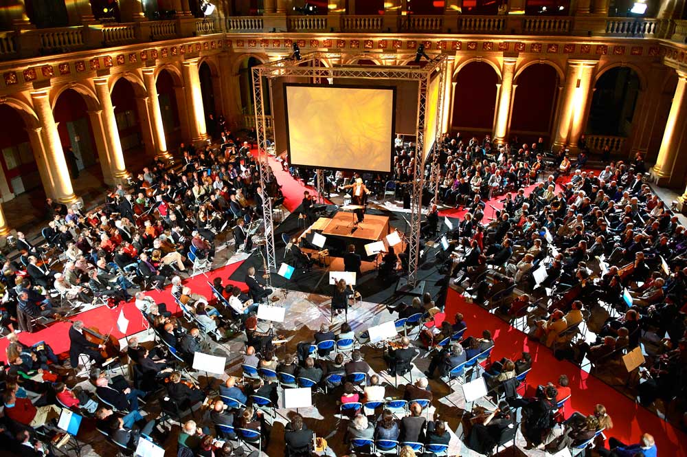Le Brussels Philharmonic interprète Terretektorh de Iannis Xenakis lors du Musica Festival Strasbourg 2010, dans la grande salle du Palais universitaire de Strasbourg. Photo © Philippe Stirnweiss
