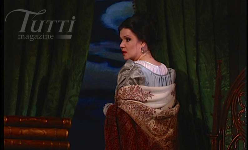 Galina Gorchakova chante le rôle de Leonora dans <i>La Force du Destin</i> sur la scène du Théâtre Mariinsky en 1998.