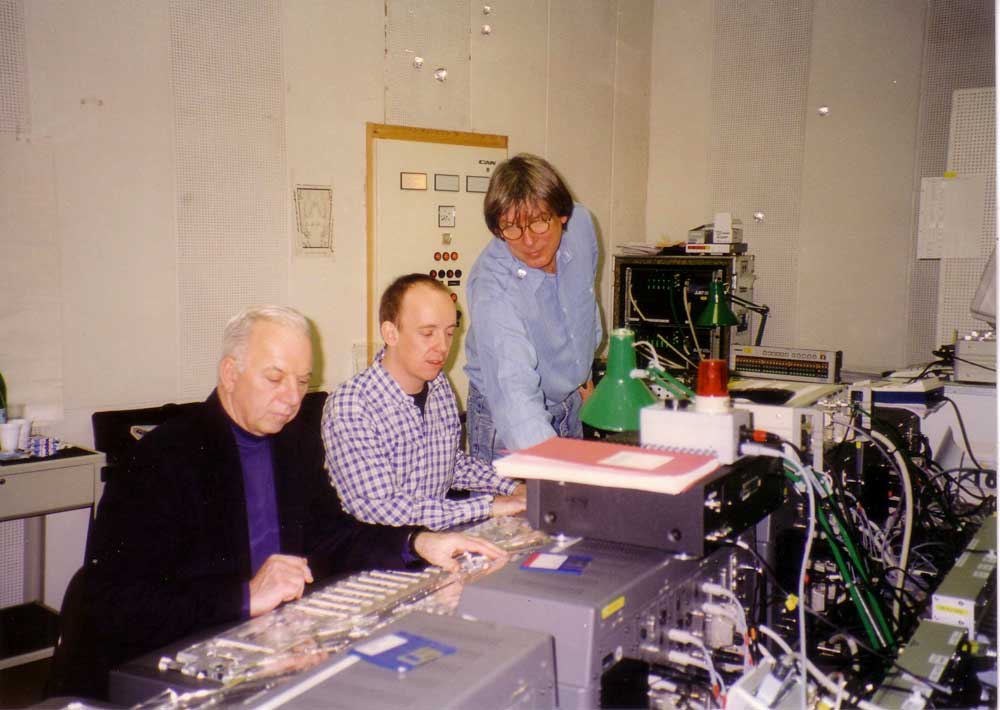 Ingénieurs du son chez Decca. De gauche à droite : James Lock, Philip Siney et Wolf-Dieter Karwatky.  D.R.