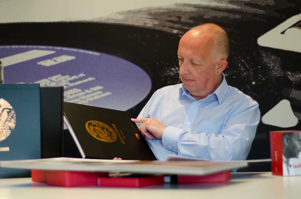 Raymond McGill et le coffret édition limitée du <i>Ring</i> de Solti.  Photo © Matt Read