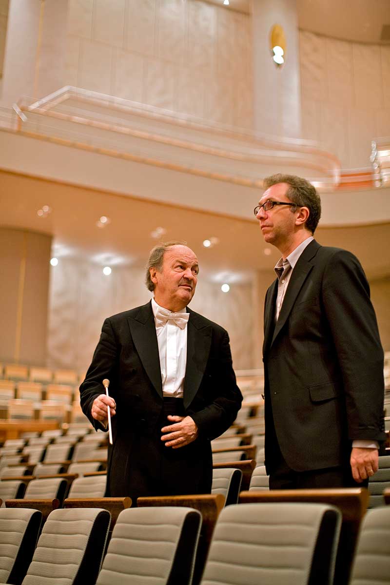 Michel Tabachnik et Gunther Broucke en 2010 au National Centre of Performing Arts de Beijing, lors de la tournée du Brussels Philharmonic en Chine.  Photo © Thomas De Boever
