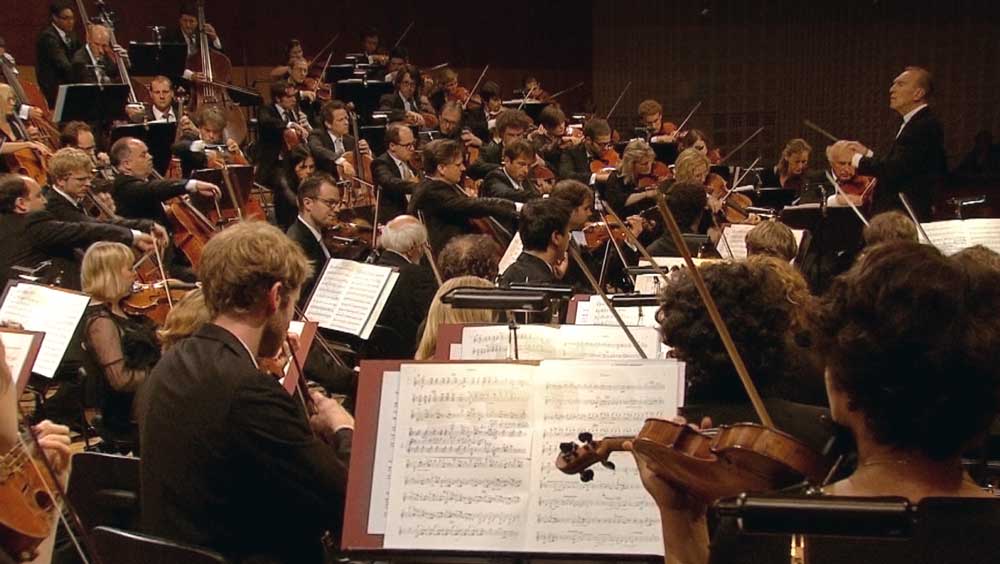 Claudio Abbado dirige la <i>Symphonie No. 5</i> d'Anton Bruckner à Lucerne.  © Accentus Music