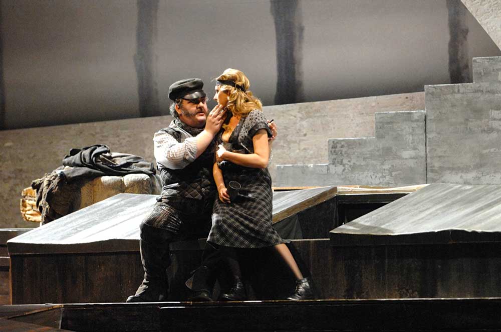 Alberto Mastromarino (Michele) et Amarilli Nizza (Giorgetta) dans <i>Il Tabarro</i>.  © Rolando Paolo Guerzoni