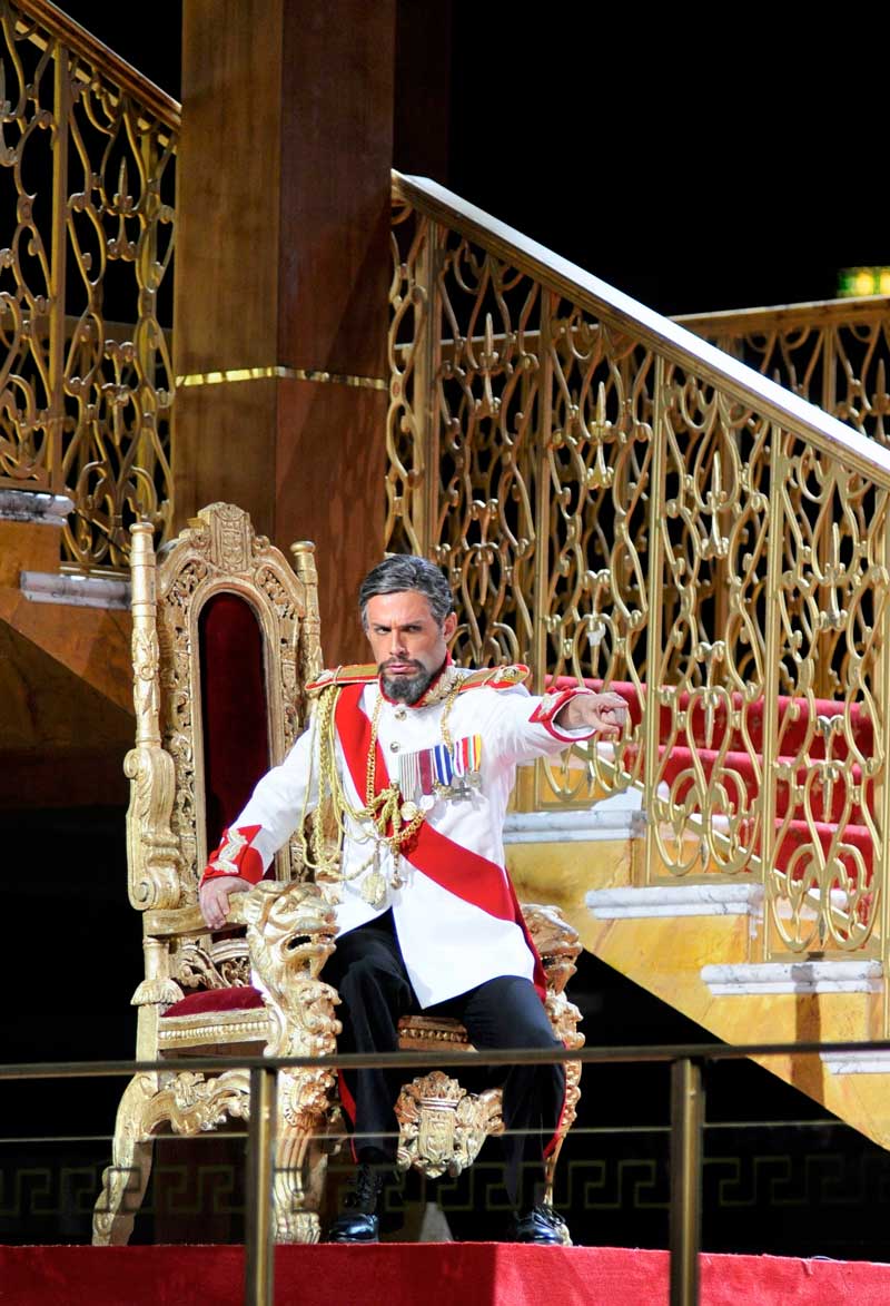 Alex Esposito interprète le rôle de Faraone.  © Studio Amati Bacciardi