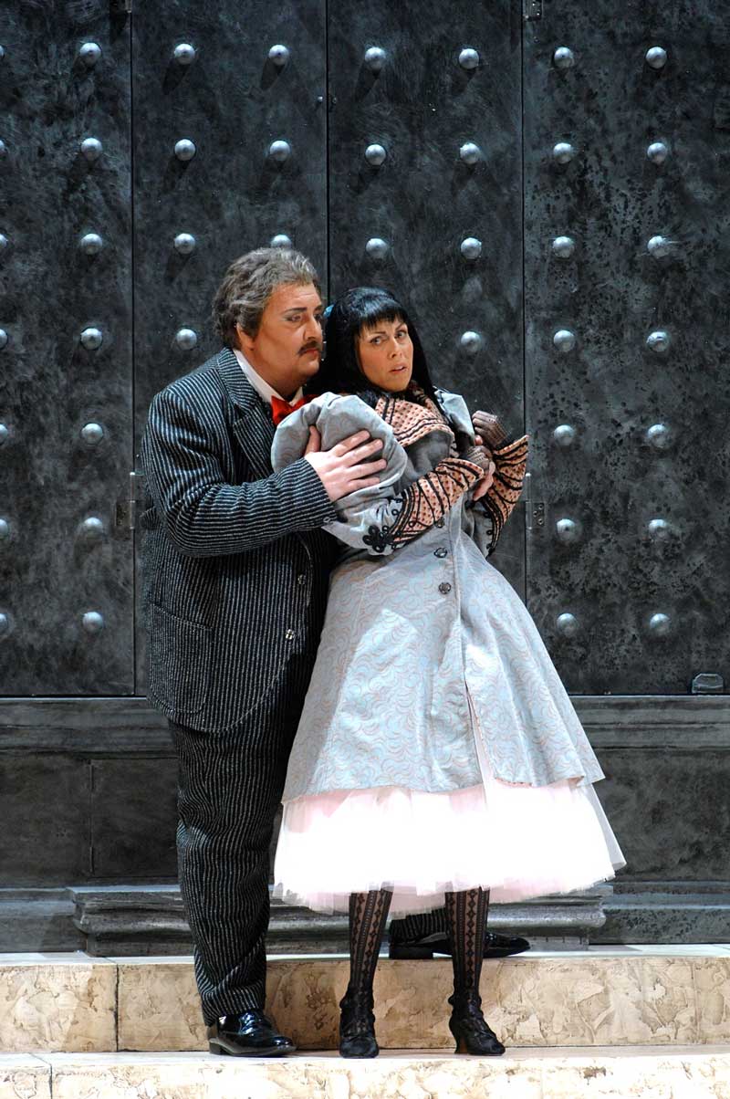 Amarilli Nizza (Lauretta) et Alberto Mastromarino (Gianni Schicchi) dans <i>Gianni Schicchi</i>.  © Rolando Paolo Guerzoni