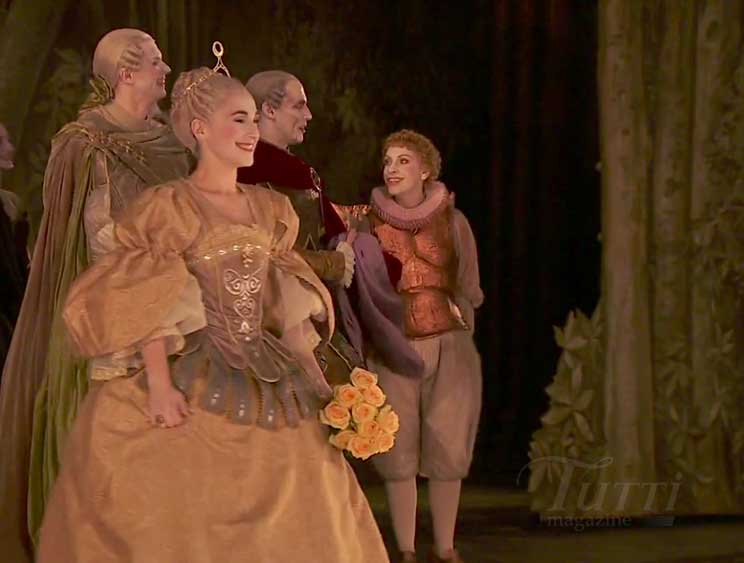 Anne-Catherine Gillet très applaudie à l'issue d'une représentation d' <i>Hippolyte et Aricie</i> au Palais Garnier en juin 2012.