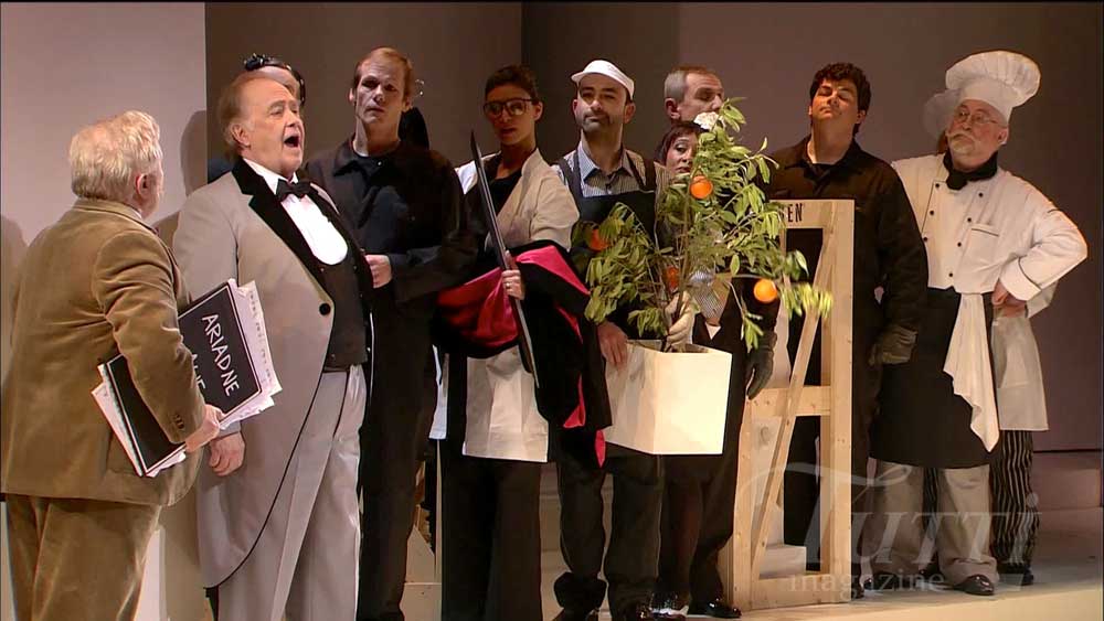 Prologue d'<i>Ariane à Naxos</i> mis en scène par Philippe Arlaud à Baden-Baden. René Kollo (second à gauche) joue le rôle du majordome.