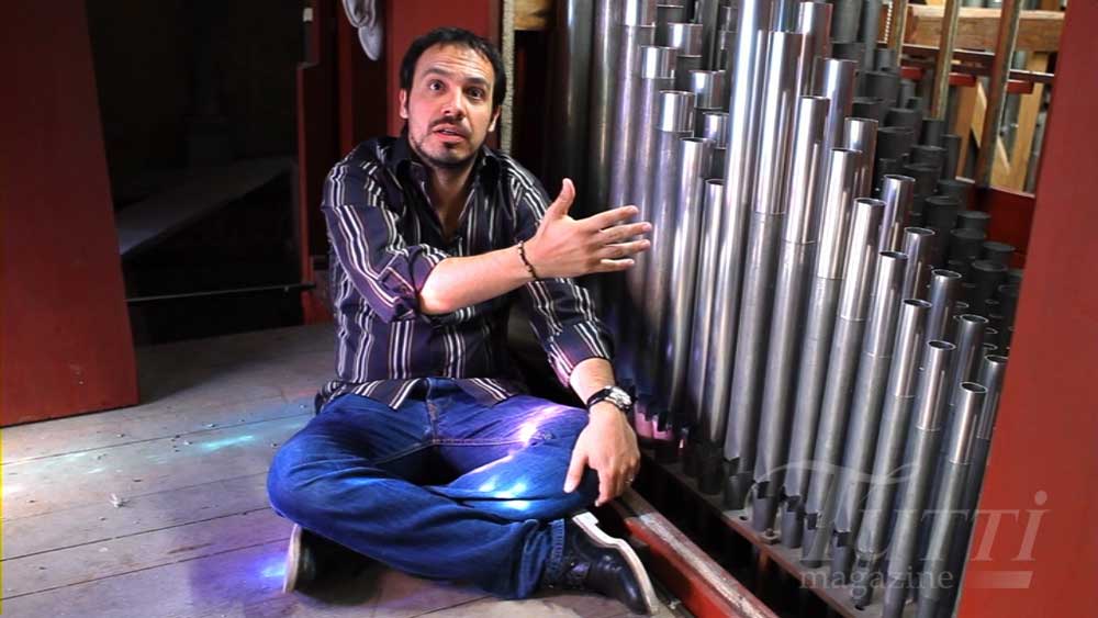 Alexandre Astier présente l'orgue dans les bonus du DVD.