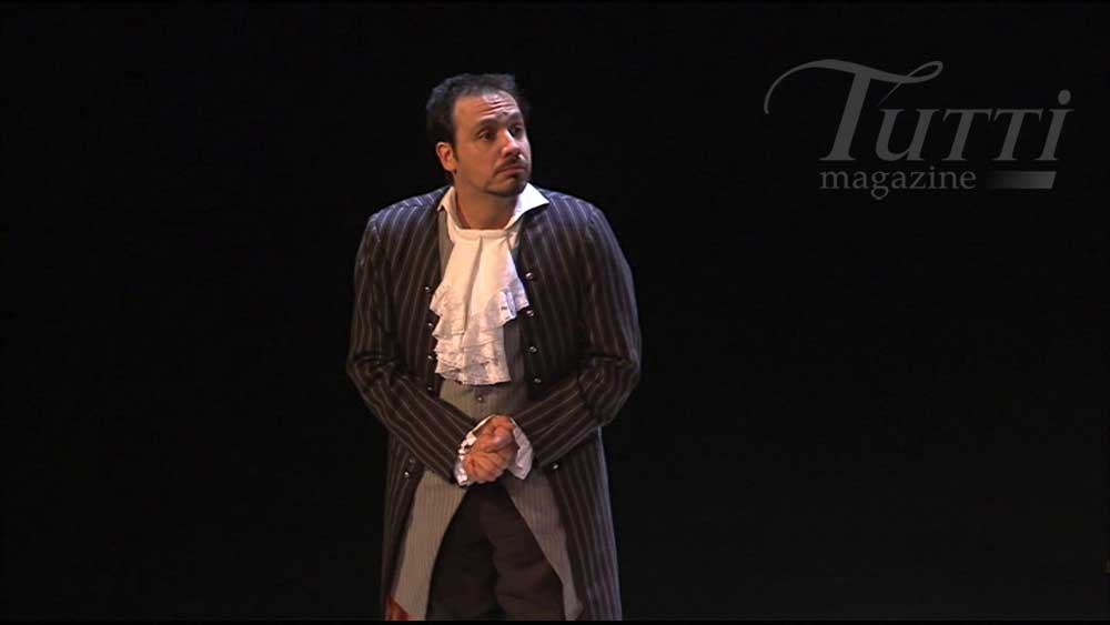 Alexandre Astier sur la scène du Théâtre de la Croix-Rousse.