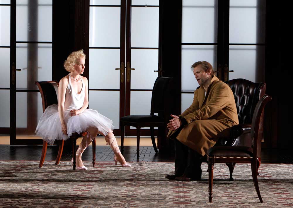 Kerstin Avemo (Zerlina) face à Bo Skovhus (Don Giovanni) dans <i>Don Giovanni</i> à Aix-en-Provence.  © Pascal Victor