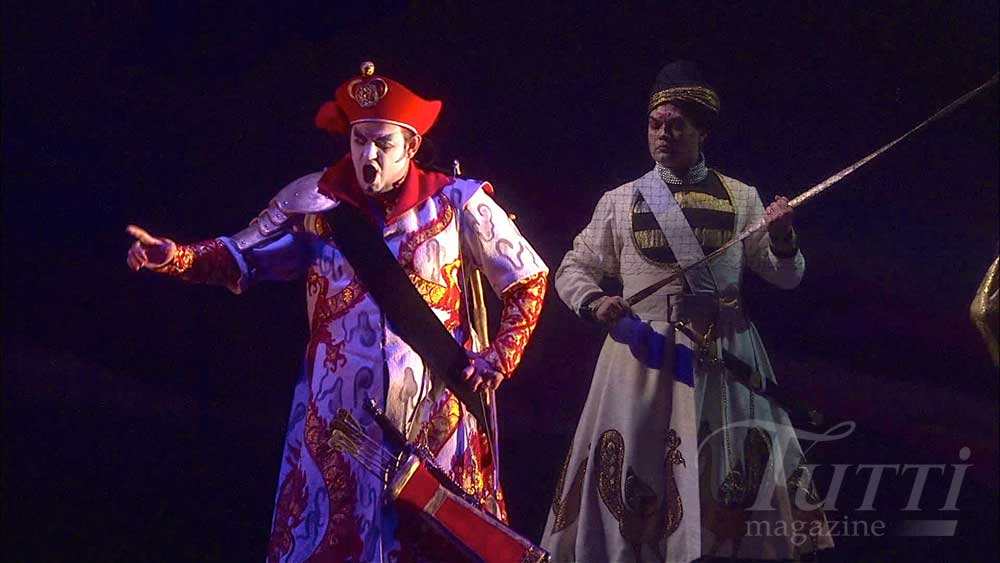 Avgust Amonov chante le rôle de l'Empereur.