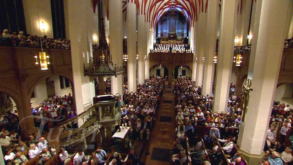 Le spectateur de la captation est bien mieux installé que celui assis dans l'église Saint Thomas, dos aux interprètes…