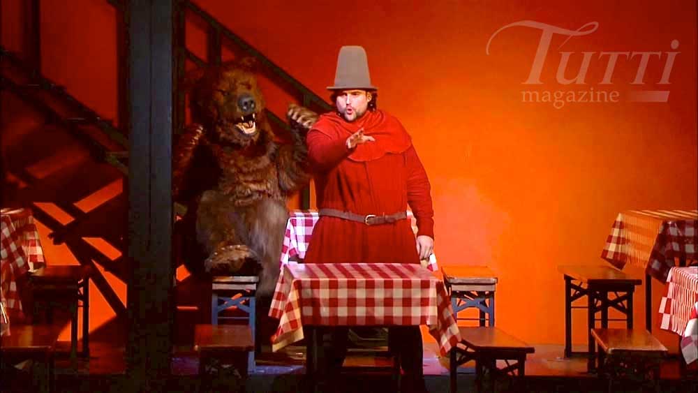 Jean-François Borras interprète le rôle de Raimbaut, ici à l'Acte I de <i>Robert le Diable</i>, sur la scène du Royal Opera House de Londres.