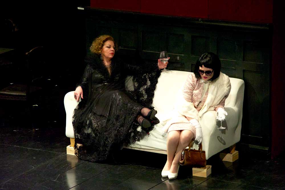 Sylvie Brunet-Grupposo (Azucena) et Marina Poplavskaya (Leonora) dans <i>Le Trouvère</i>.  © Bernard Coutant