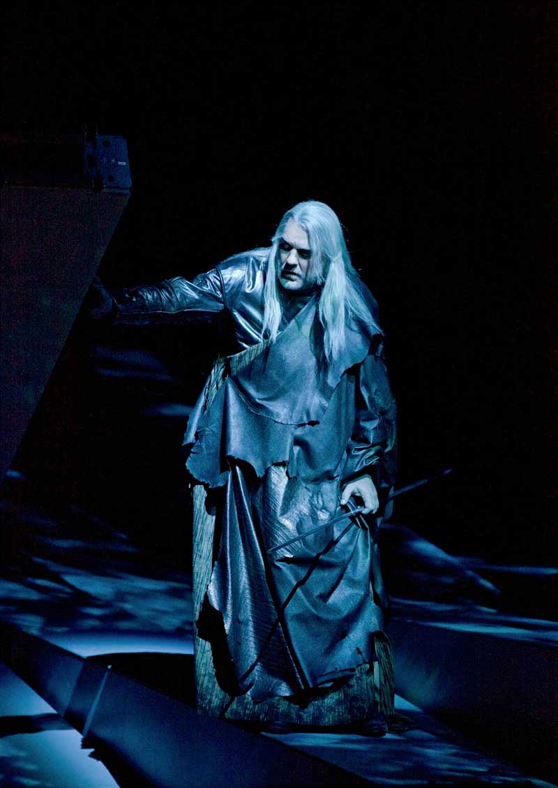 Bryn Terfel (Le Voyageur).  Photo : Ken Howard/Metropolitan Opera