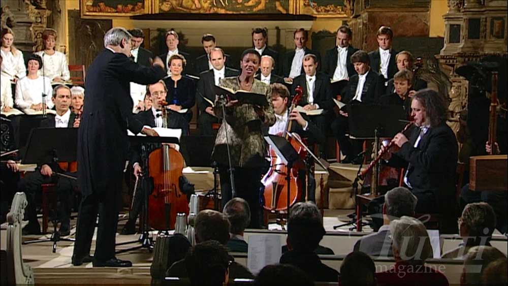 La soprano Claron McFadden dirigée par John Eliot Gardiner dans l'<i>Oratorio de Noël</i> de Bach en 1999.