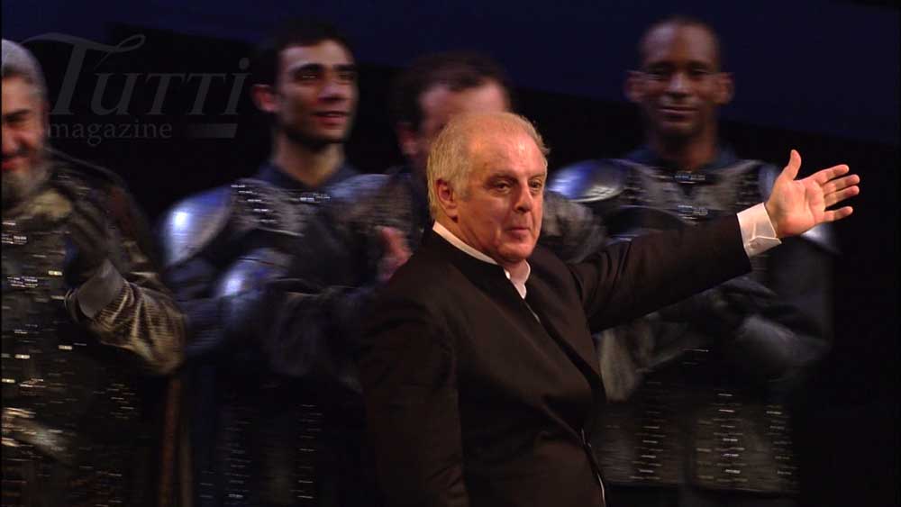 Daniel Barenboim salue à la fin d'une représentation de <i>Simon Boccanegra</i>.