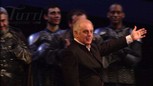 Daniel Barenboim salue à la fin de Simon Boccanegra à la Scala