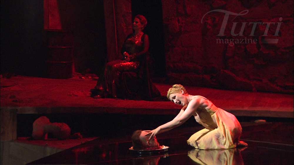 Scène finale de <i>Salomé</i> mis en scène par Nikolaus Lehnhoff. Au premier plan, Angela Denoke (Salomé), au second, Doris Soffel (Herodias).