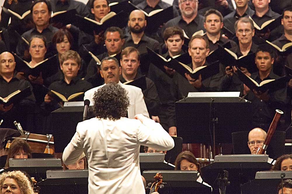 Gustavo Dudamel dirige la Los Angeles Master Chorale dans le <i>Requiem</i> de Verdi.  © Augusta Quirk