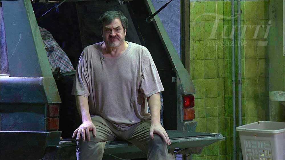 Edem Umerov interprète le rôle de Barak.