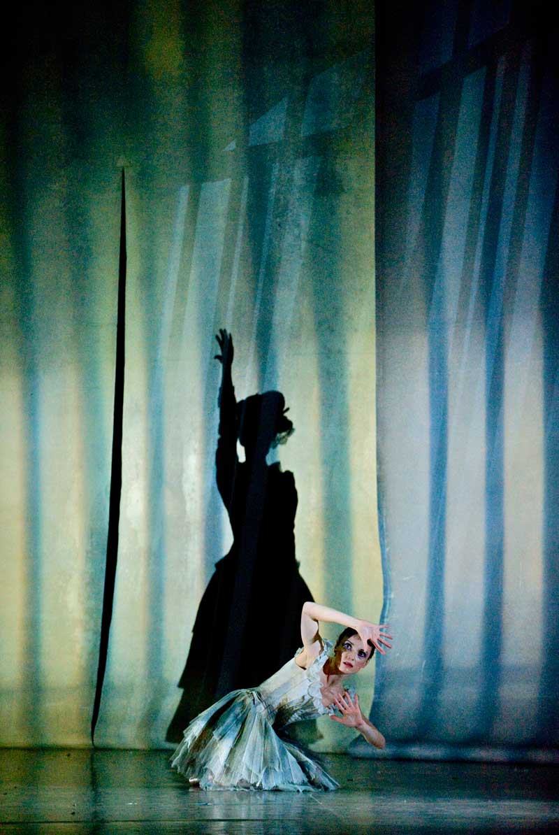 Elisabeth Maurin (la mère) et Clairemarie Osta (la petite danseuse).  Photo Telmondis/Bel Air Media © Julien Benhamou