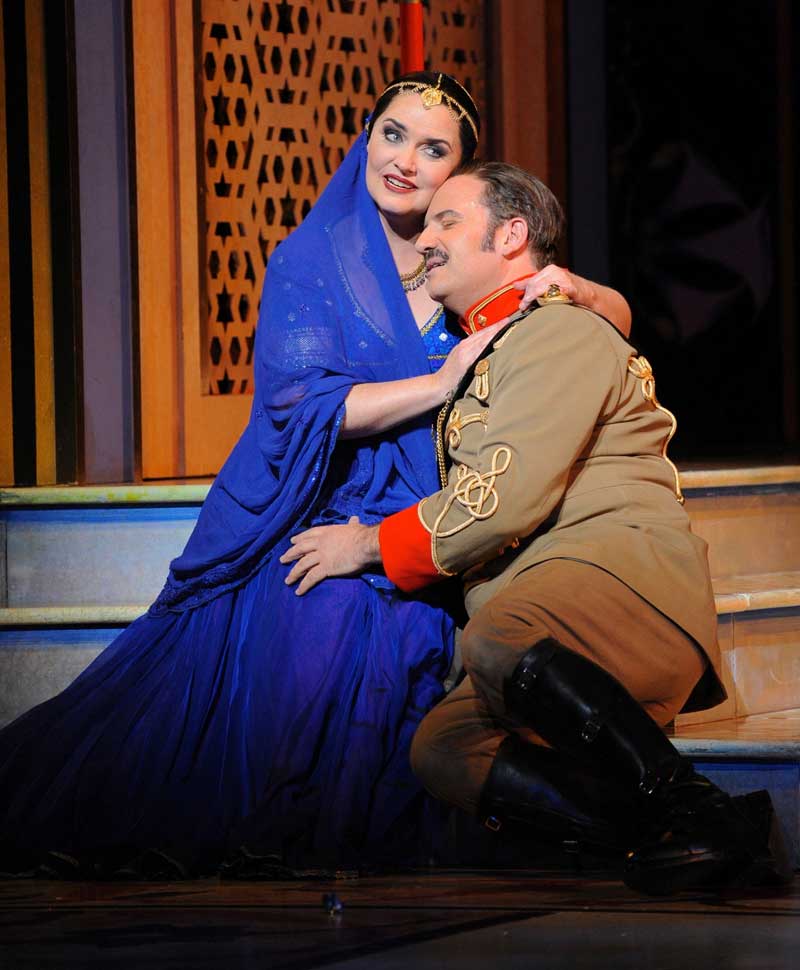 Emma Matthews (Lakmé) et Aldo Di Toro (Gerald) dans <i>Lakmé</i>.  © Branco Gaica