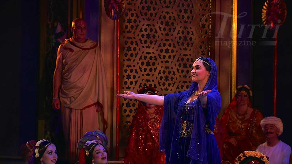 Emma Matthews dans "l'air des clochettes" de <i>Lakmé</i>, sur la scène de l'Opéra de Sydney.