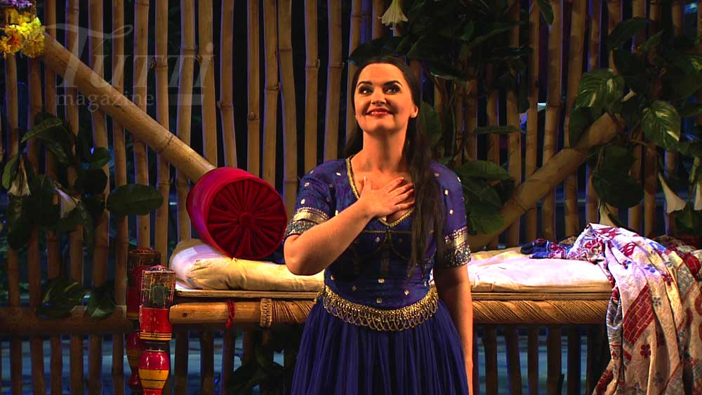 Emma Matthews applaudie dans le rôle de Lakmé en 2011.