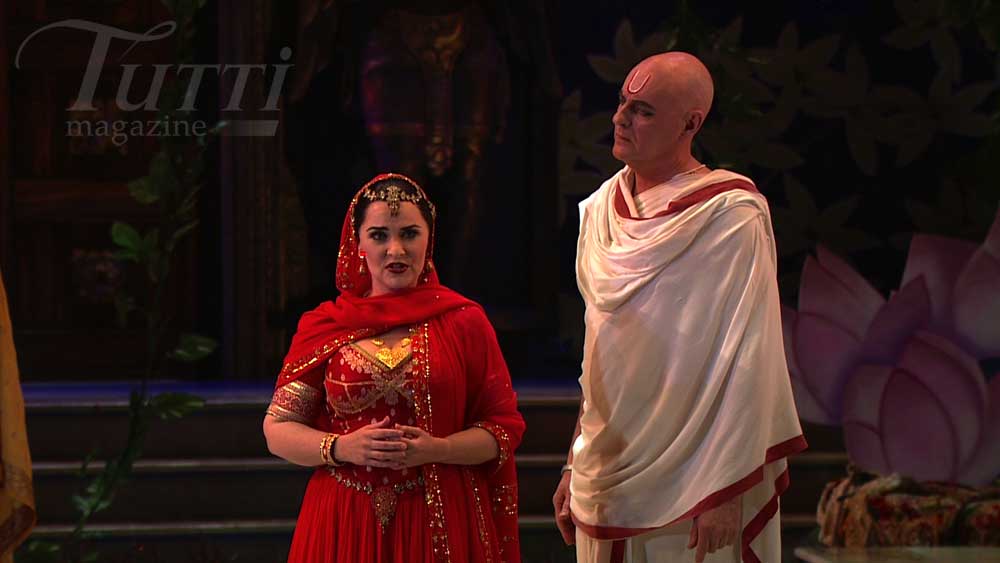 Emma Matthews (Lakmé) et Stephen Bennett (Nilakantha) à l'Acte I de <i>Lakmé</i>.