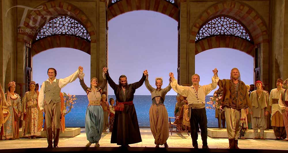 Applaudissements pour les interprètes de <i>L'Enlèvement au sérail</i> mis en scène par David McVicar à Glyndebourne.