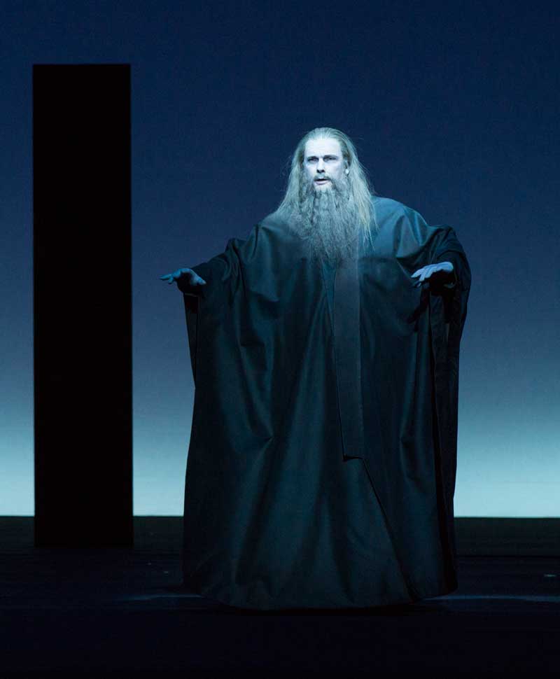 Franz-Josef Selig interprète Arkel dans <i>Pelléas et Mélisande</i> mis en scène par Robert Wilson.  © Elisa Haberer/OnP