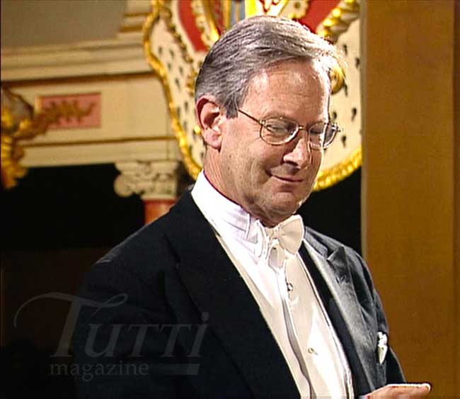 Sir John Eliot Gardiner dirige l'<i>Oratorio de Noël</i> de Bach en décembre 1999 à Weimar.