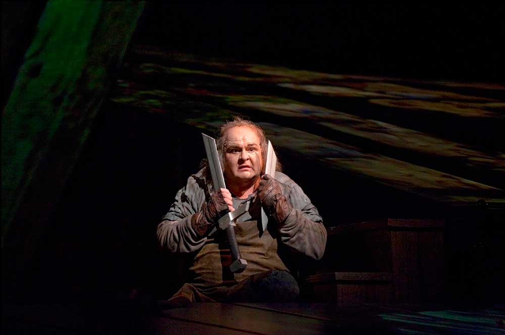 Gerhard Siegel interprète le rôle de Mime dans <i>Siegfried</i> mis en scène par Robert Lepage.  Photo : Ken Howard/Metropolitan Opera