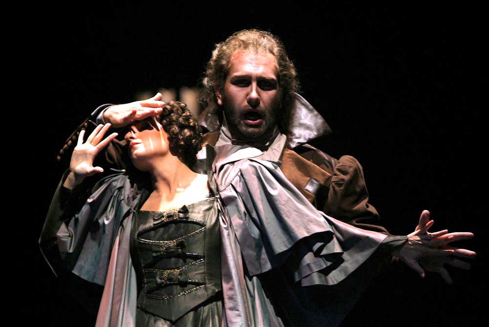 Giovanni Battista Parodi (Oberto) et Francesca Sassu (Leonora) dans <i>Oberto</i> mis en scène par Pier'Alli.  © R. Ricci/Teatro Regio di Parma