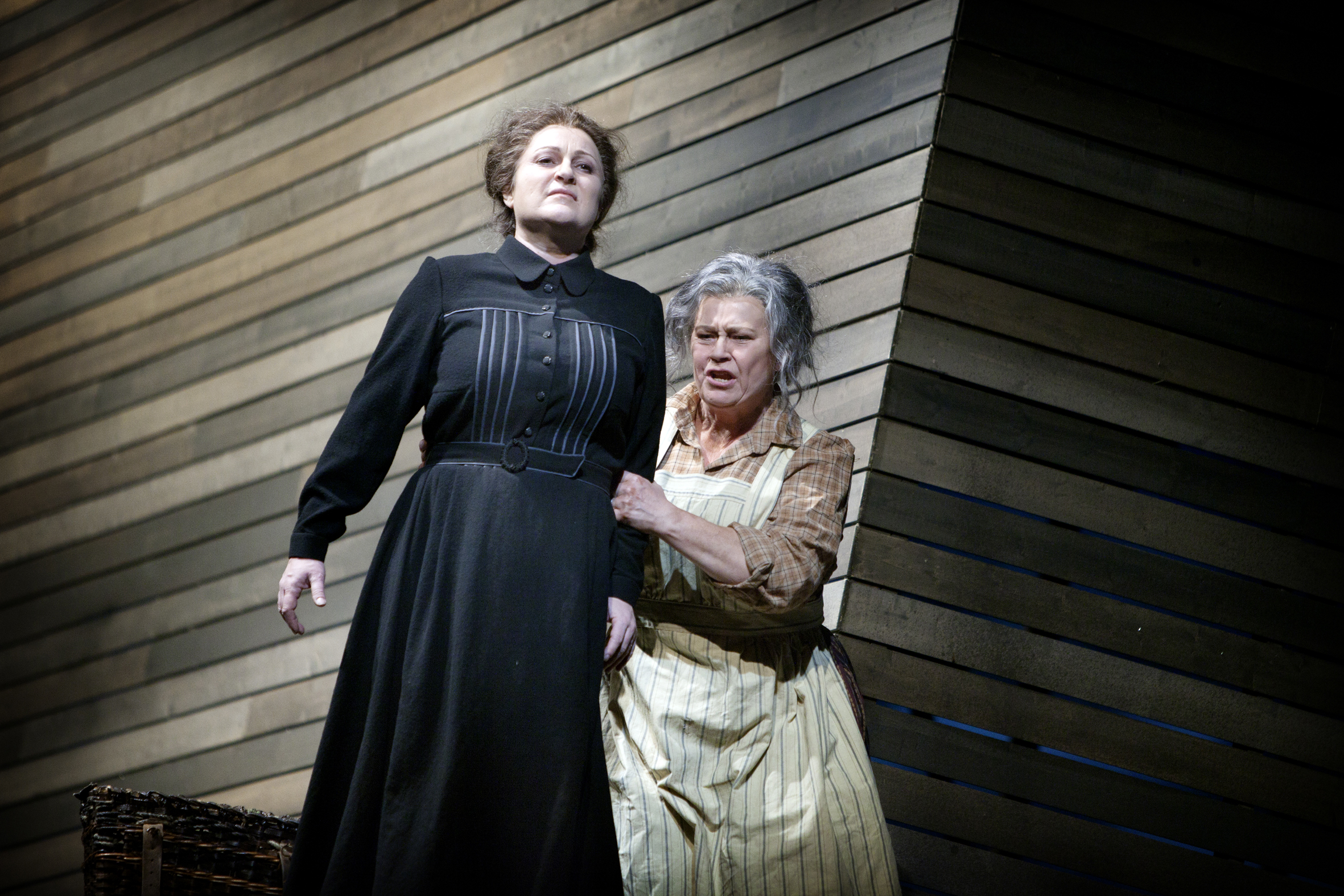 Gitta-Maria Sjöberg (Kostelnicka Buryjovka) et Ingrid Tobiasson (Starenka).  © Malin Arnesson