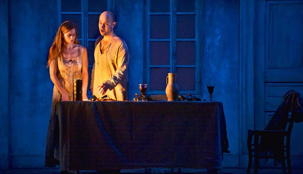 Barbara Hannigan et Bejun Mehta dans <i>Written on Skin</i> de George Benjamin mis en scène par Katie Mitchell.  © Stephen Kummiskey