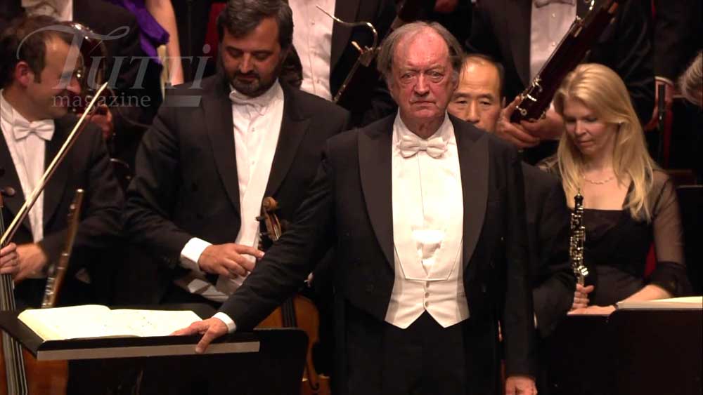 Nikolaus Harnoncourt applaudi à l'issue de la <i>Missa Solemnis</i>.