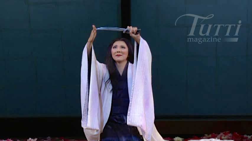 Hiromi Omura dans la scène finale de <i>Madame Butterfly</i> mis en scène par Moffatt Oxenbould.