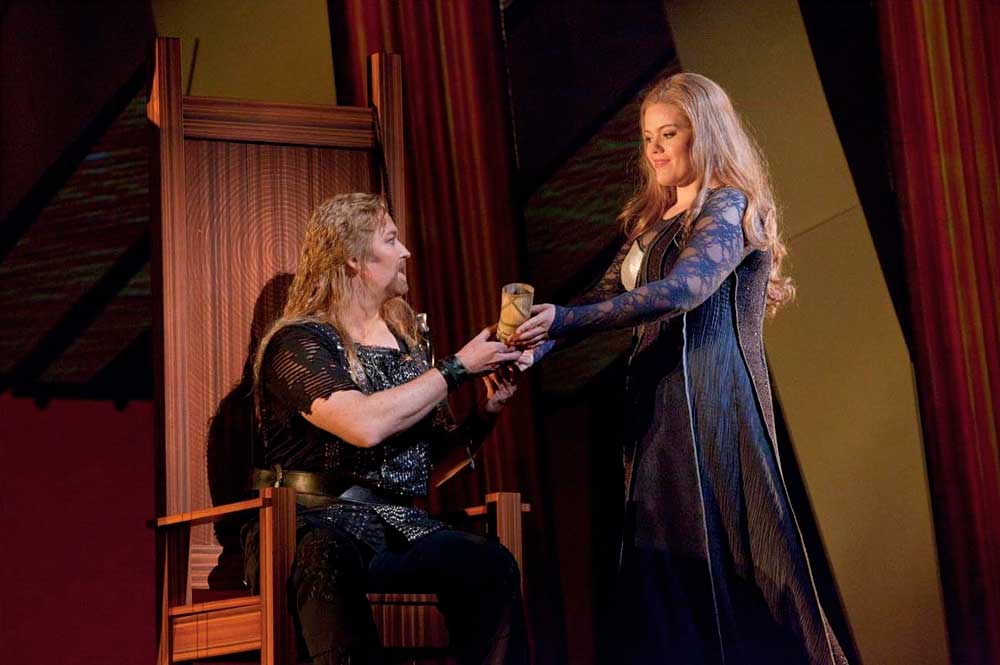 Jay Hunter Morris (Siegfried) et Wendy Bryn Harmer (Gutrune) dans <i>Le Crépuscule des Dieux</i>.  Photo : Ken Howard/Metropolitan Opera