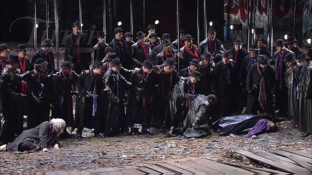 Scène finale de l'opéra de Verdi <i>Les Brigands</i> mis en scène par Gabriele Lavia.