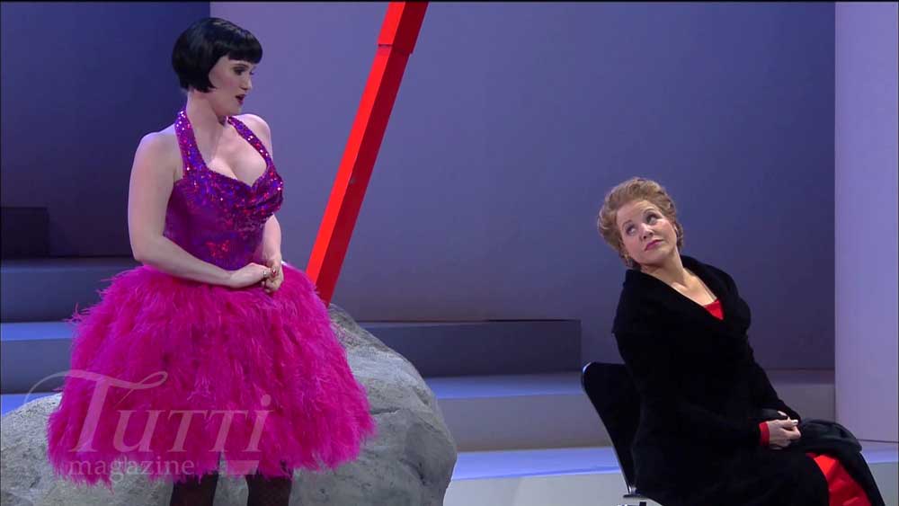 Jane Archibald (Zerbinette) et Renée Fleming (Ariane) dans <i>Ariane à Naxos</i> à Baden-Baden.