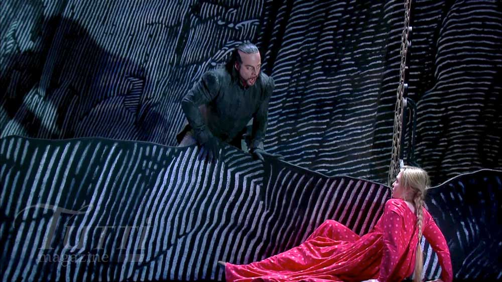 John Relyea (Bertram) et Marina Poplavskaya (Alice) dans <i>Robert le Diable</i> sur la scène du Royal Opera House.