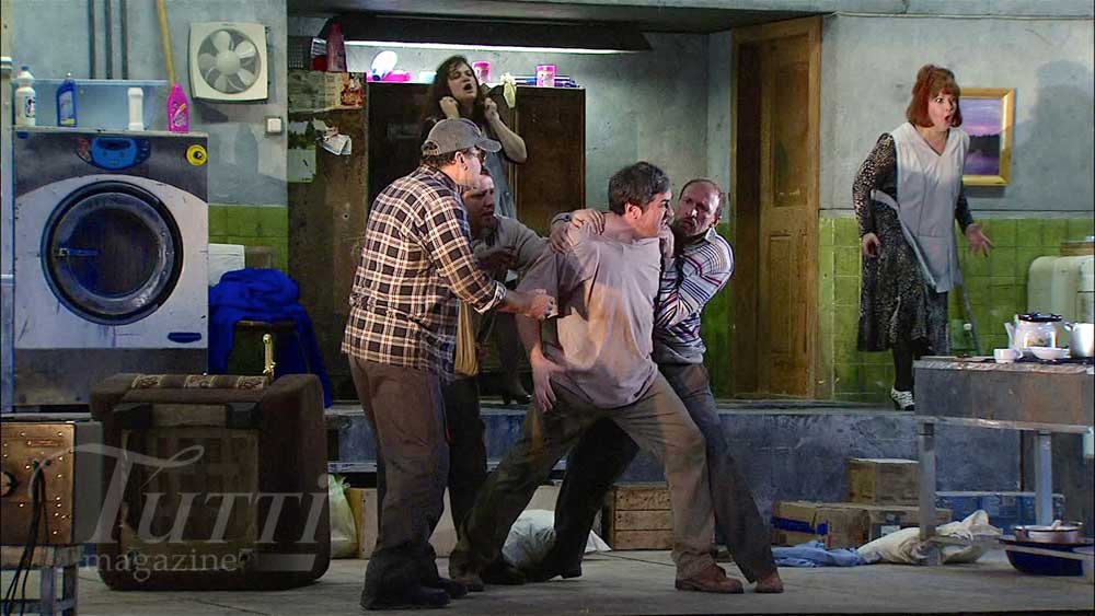 Scène de <i>La Femme sans ombre</i> au Théâtre Mariinsky. Au centre : Edem Umerov dans le rôle de Barak.