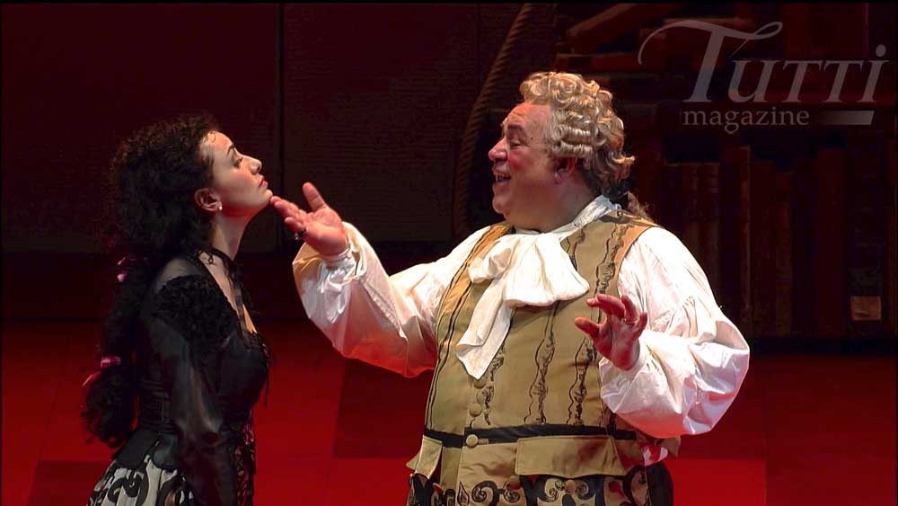 Ketevan Kemoklidze (Rosina) et Bruno Praticò (Bartolo) à l'Acte II du <i>Barbier de Séville</i>.