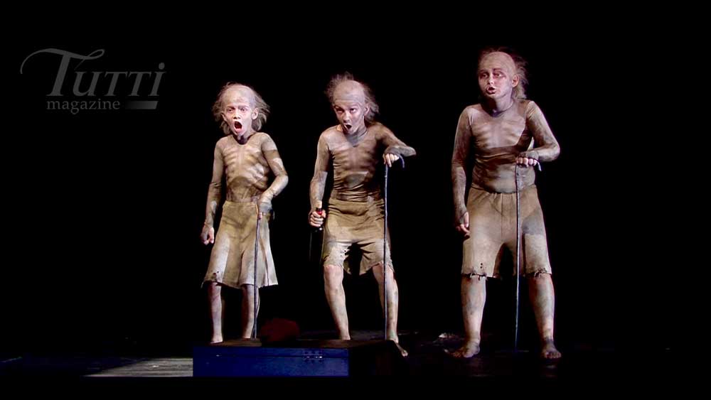 Trois solistes du Knabenchor der Chorakademie Dortmund dans <i>La Flûte enchantée</i> mise en scène par Simon McBurney.