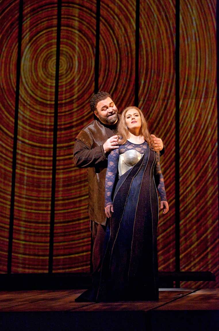 Hans-Peter König (Hagen) et Wendy Bryn Harmer (Gutrune).  Photo : Ken Howard/Metropolitan Opera
