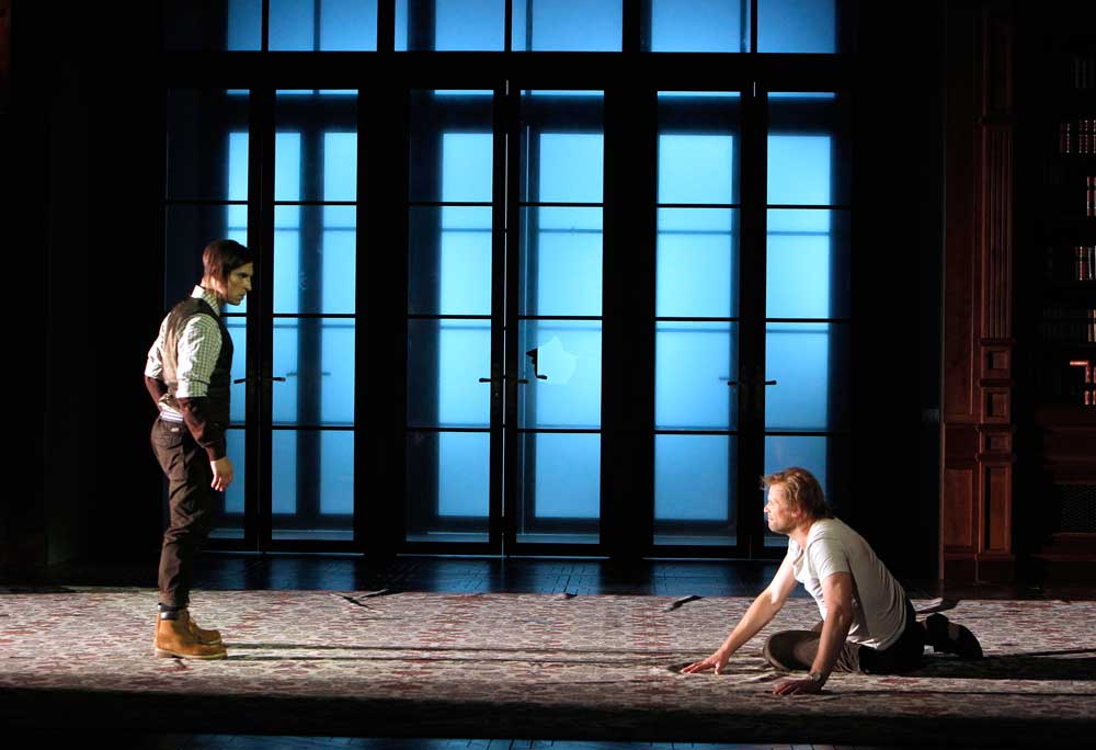 Kyle Ketelsen (Leporello) et Bo Skovhus (Don Giovanni) dans <i>Don Giovanni</i> en 2010.  © Pascal Victor