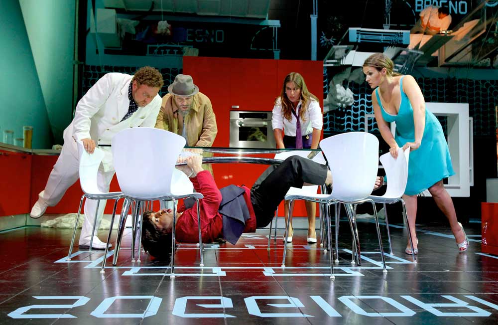 Le casting réuni pour <i>L'Échelle de soie</i> mis en scène par Damiano Michieletto à Pesaro en 2009.  © Studio Amati Bacciardi