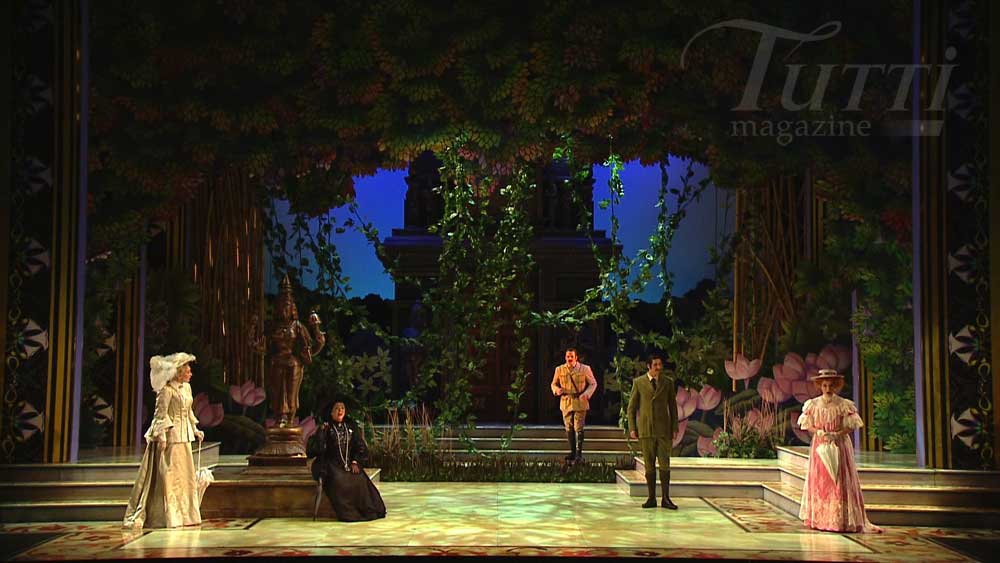 Scène de l'Acte I de <i>Lakmé</i> à l'Opéra de Sydney. De gauche à droite : Jane Parkin (Ellen), Roxane Hislop (Mistress Bentson), Aldo Di Toro (Gerald), Luke Gabbedy (Frederic) et Angela Brun (Rose).